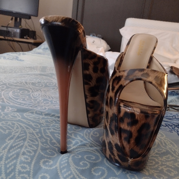 BRAND NEW!!!  NEVER BEEN WORN!! Animal Print Mule Heels - Picture 2 of 5